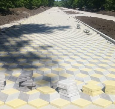 Детальніше про статтю Тротуарна плитка з 3D ефектом прикрасить парк в Олександрії