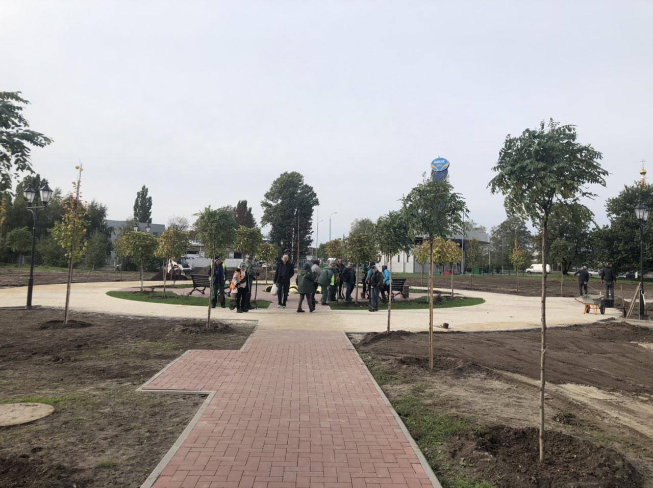 Комунальники висаджують дерева у сквері Лесі Українки | Кременчук Тудей