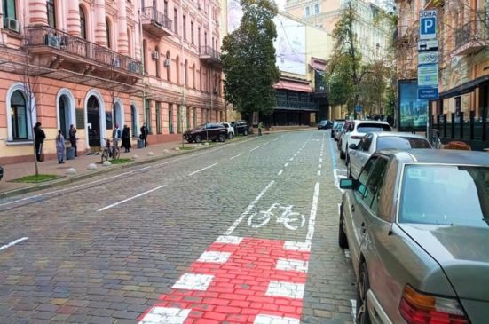 Детальніше про статтю У центрі Києва з’явилась нова смуга для велосипедистів