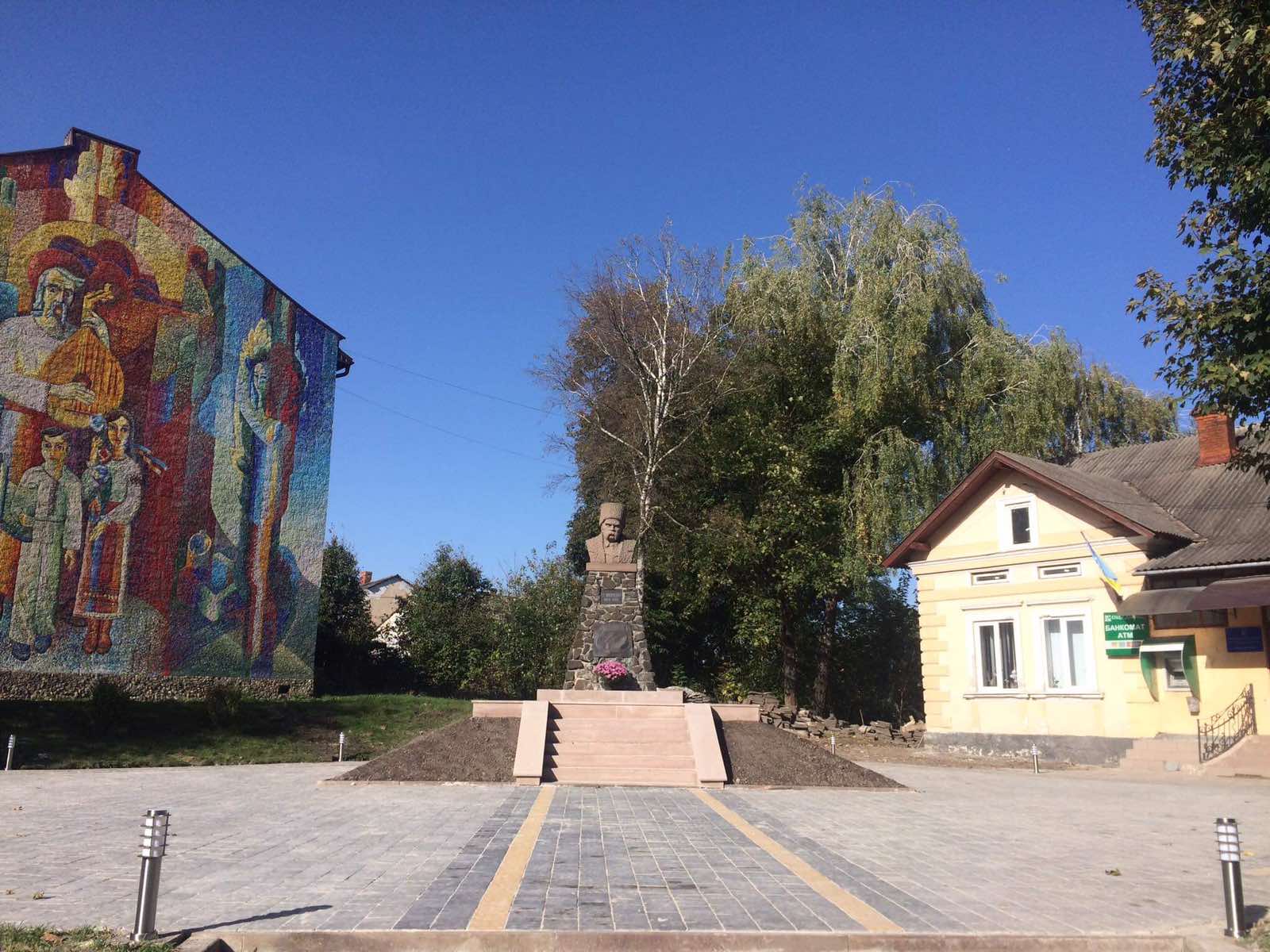 Детальніше про статтю У Підгайцях завершили ремонт площі біля пам’ятника Т.Шевченку