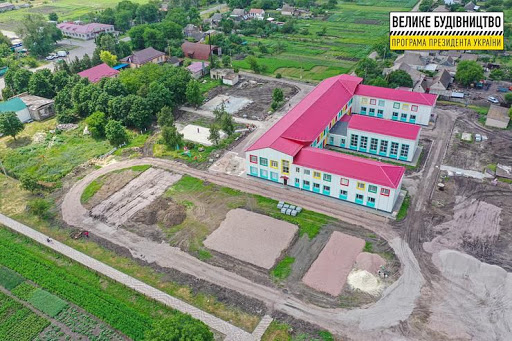 Дніпро: Оновлюється стадіон сільської школи