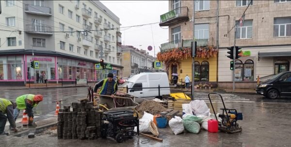 Детальніше про статтю Погода мощенню бруківки у Тернополі не перешкода