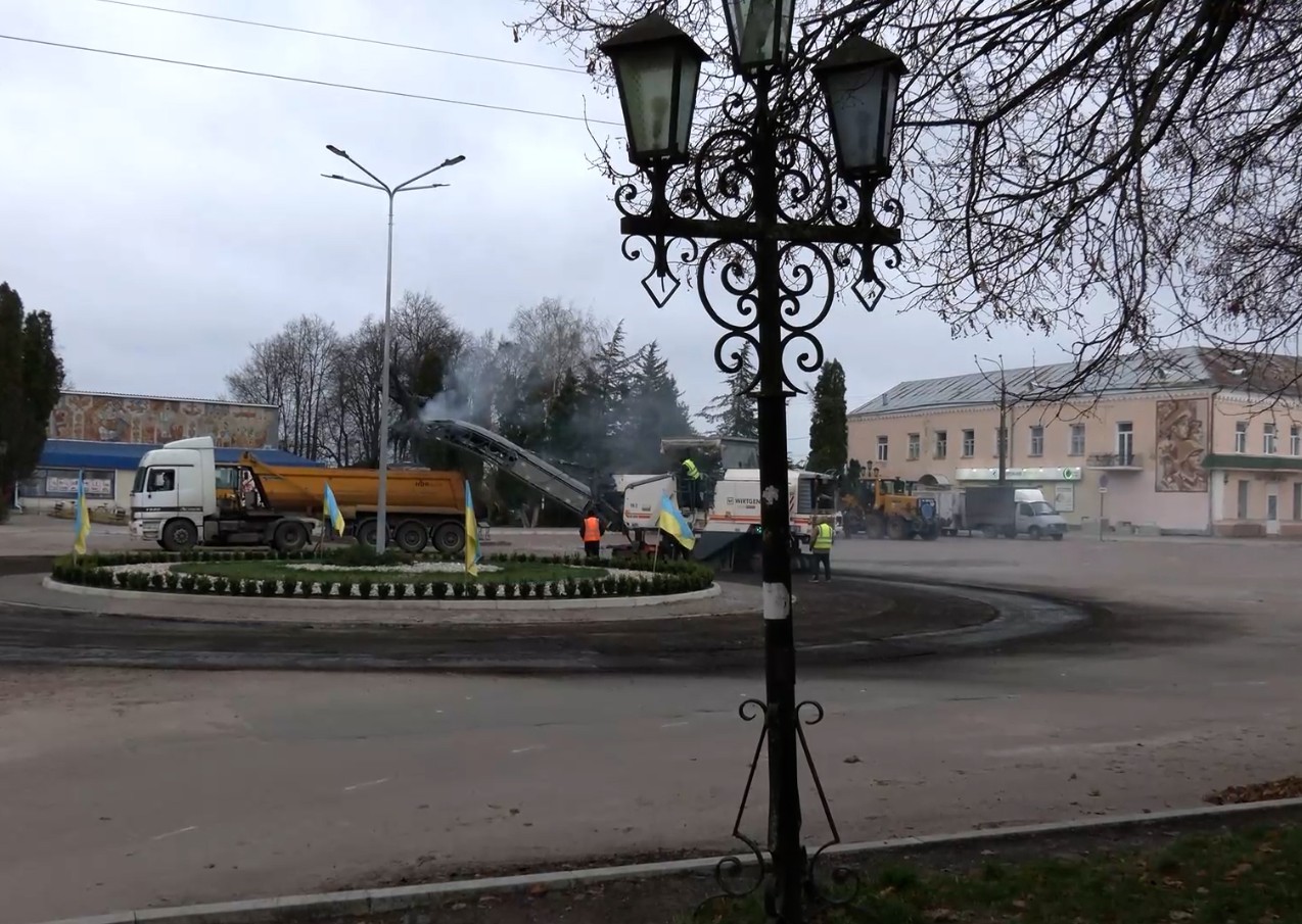 Детальніше про статтю Як проводять ремонт центральної площі у Новгороді-Сіверському 