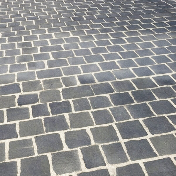 укладена кам'яна бруківка